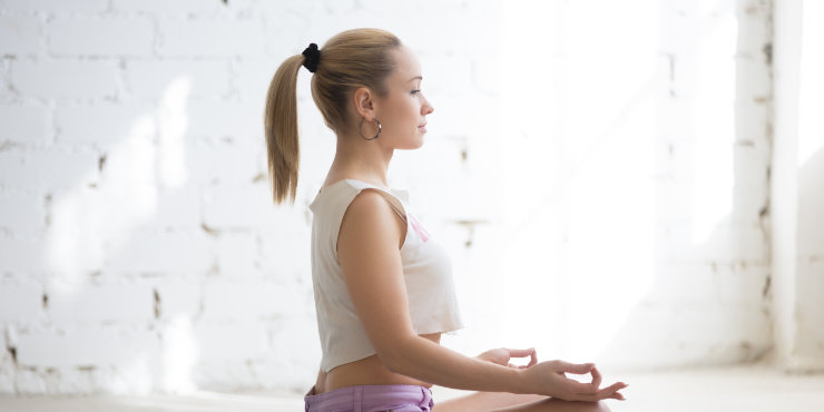 nő gyakorolja a mindfulness meditációt