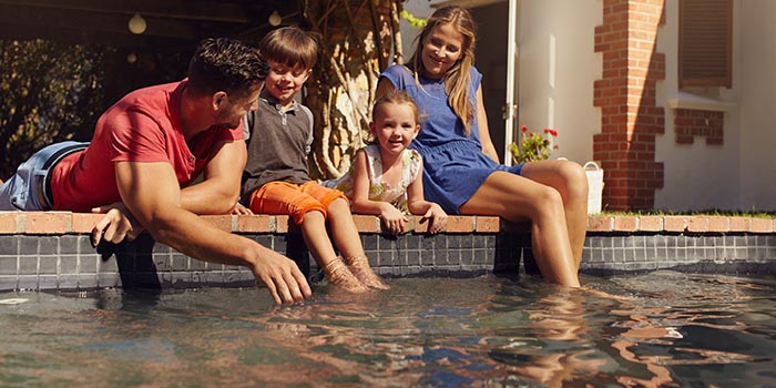 rodina si užívá relaxaci těla i mysli v bazénu