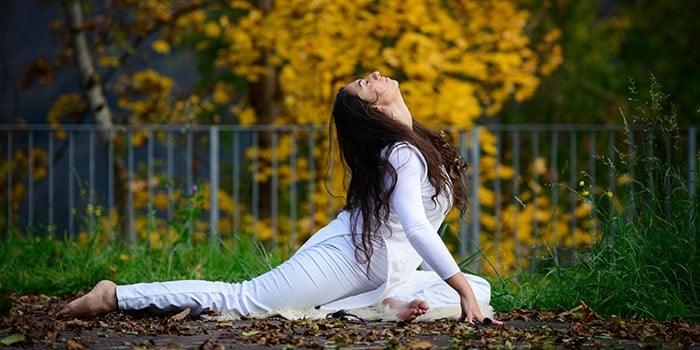kvinde praktiserer kundalini yoga forsøger at vække kundalini ånden lyksalighed