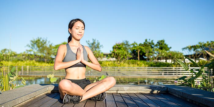 mladá žena cvičí meditaci